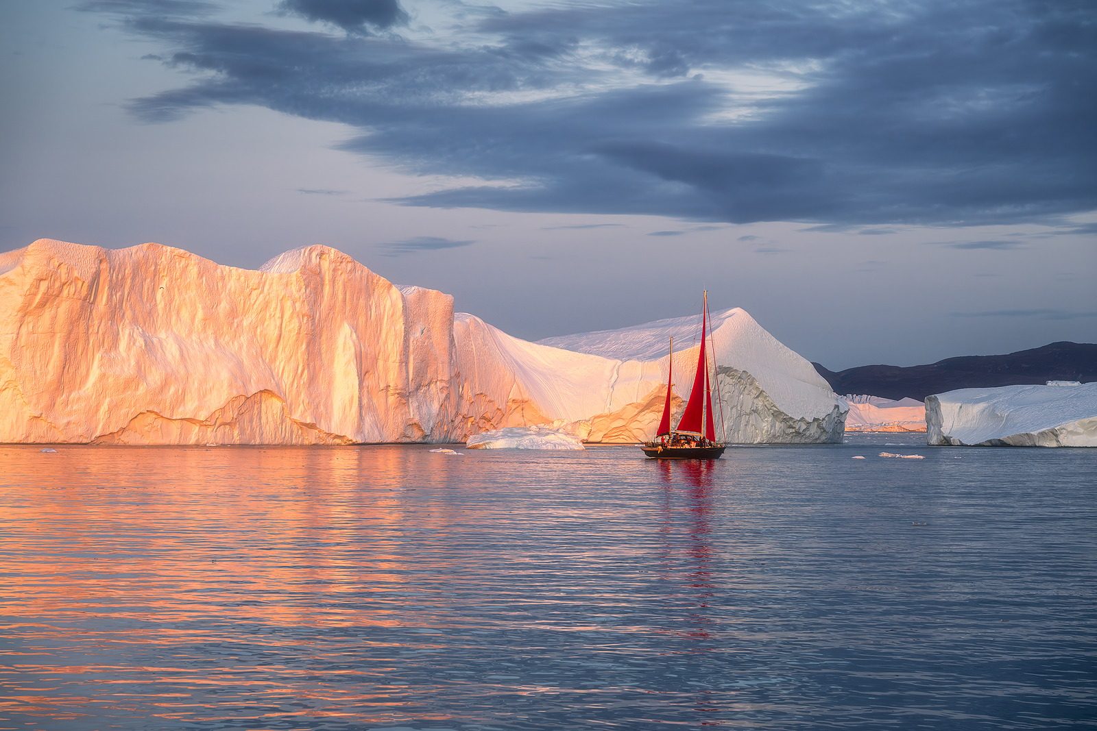Red sails before the icebergs